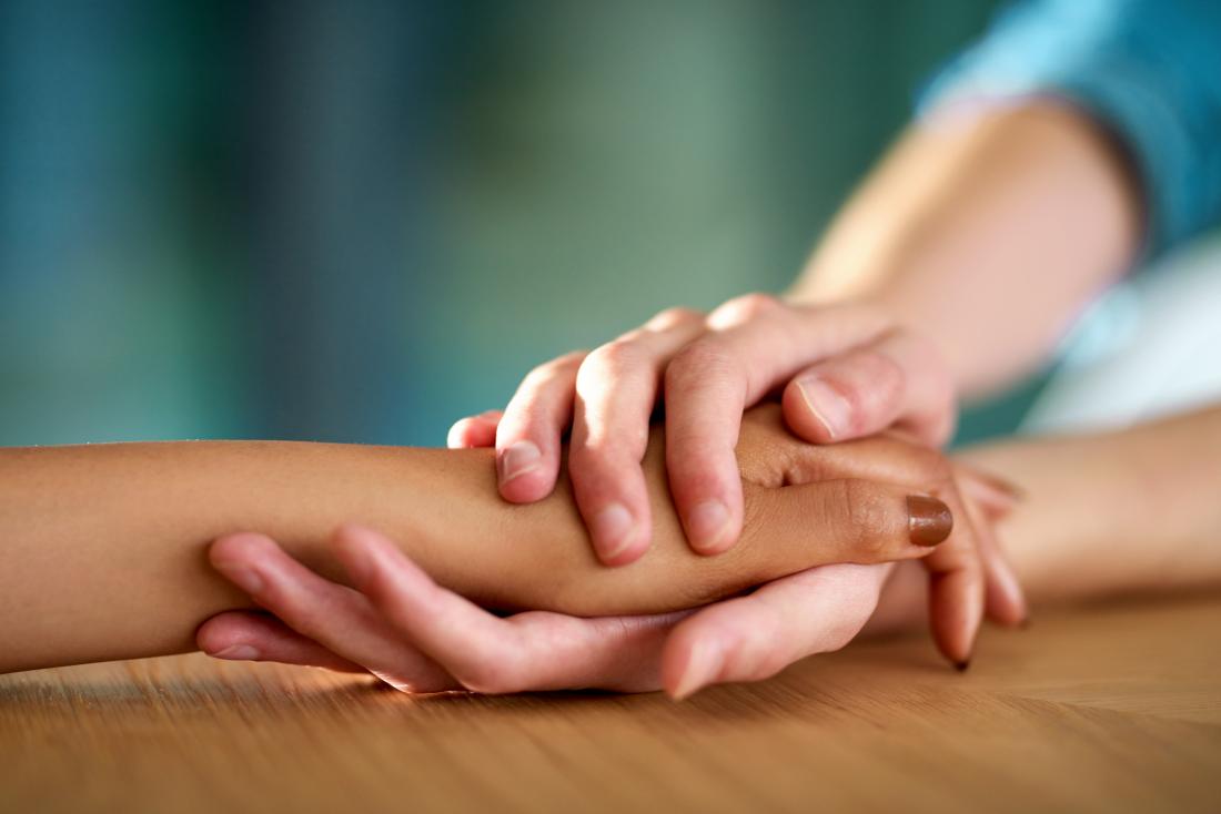 twee mensen hand in hand